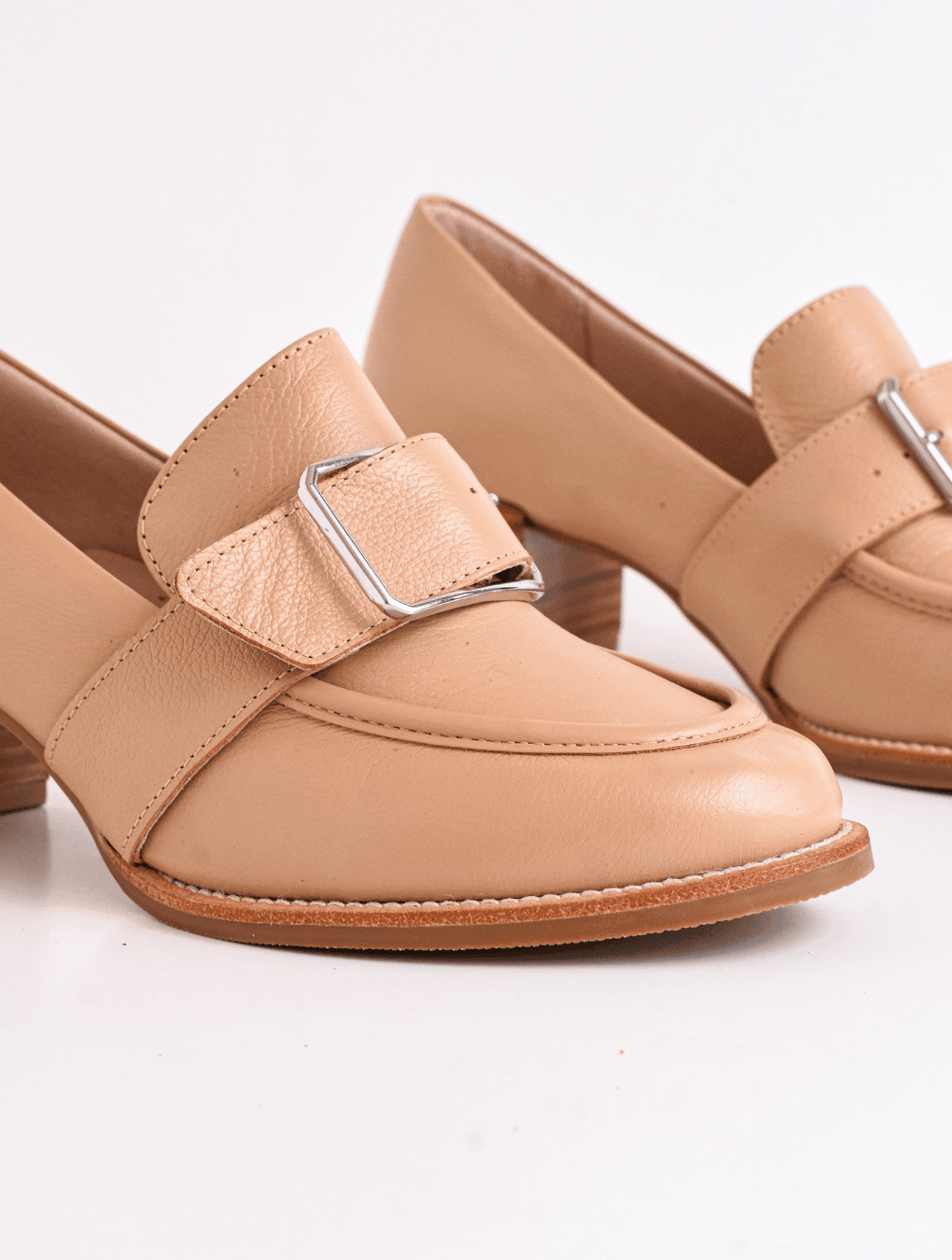 Mocasín hebilla espejo beige 35