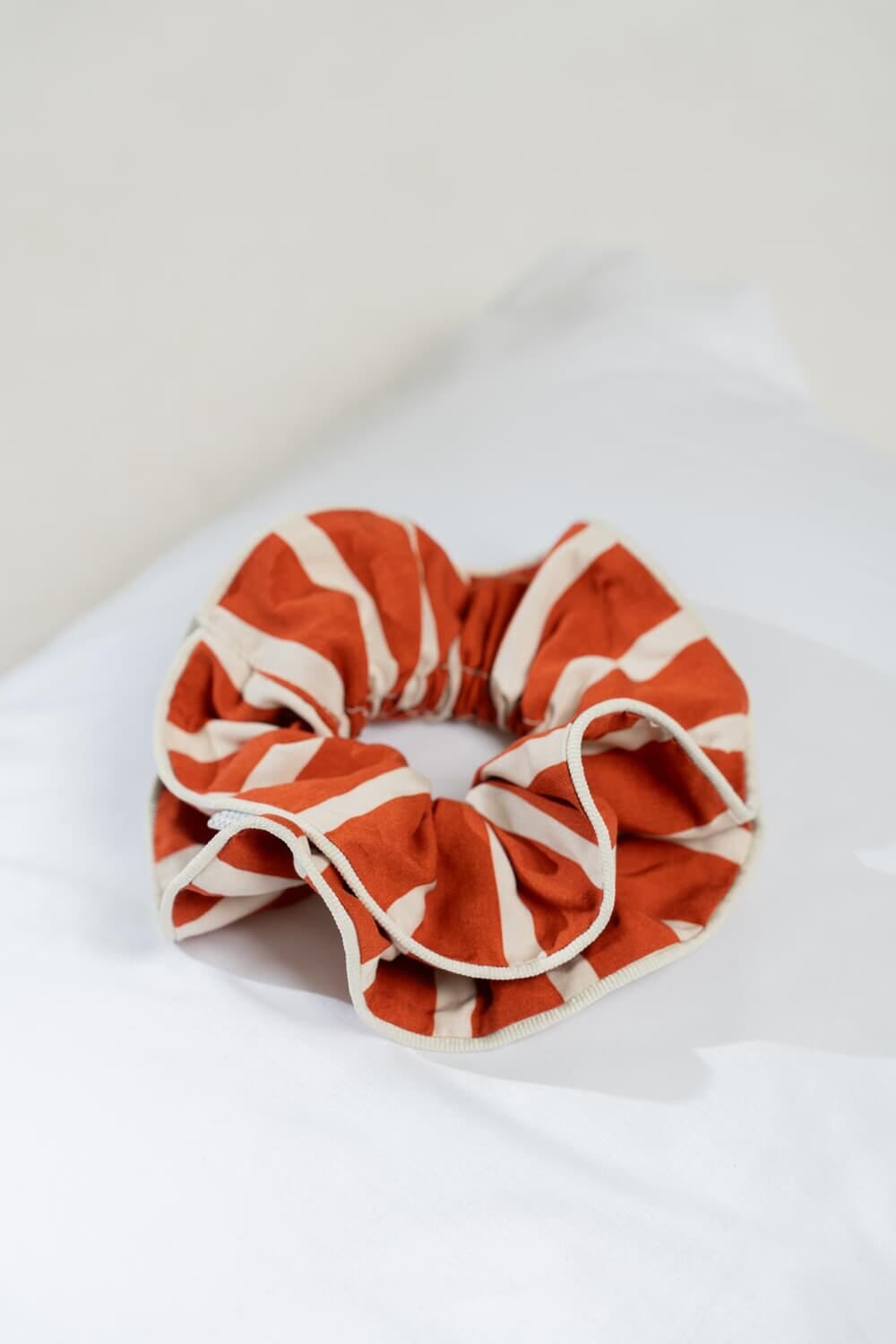 Gomita scrunchie ladrillo talle unico