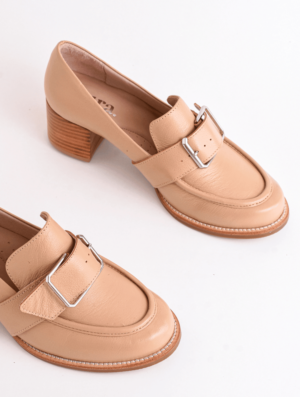 Mocasín hebilla espejo beige 35