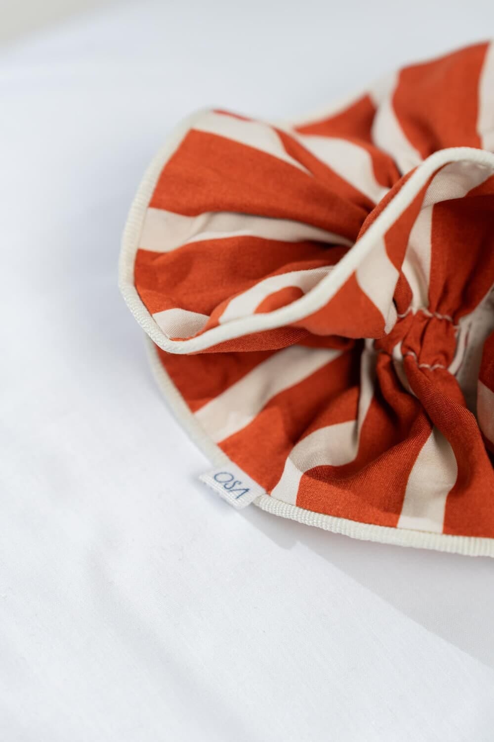 Gomita scrunchie ladrillo talle unico