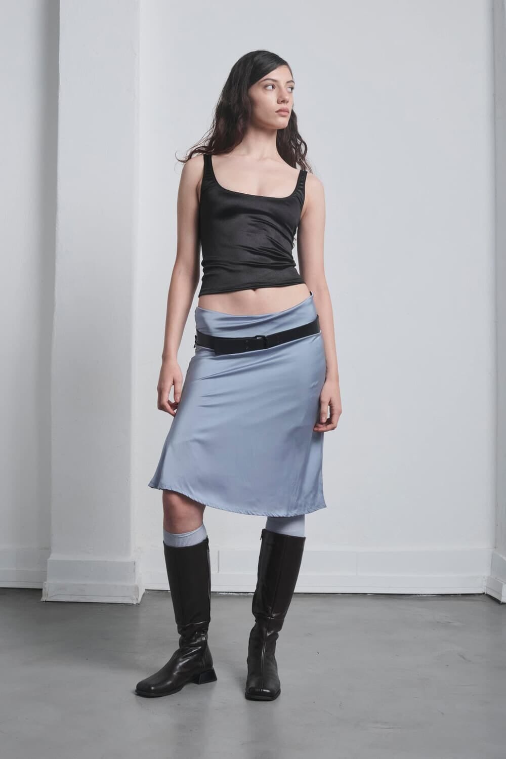 Falda Seda midi celeste 1