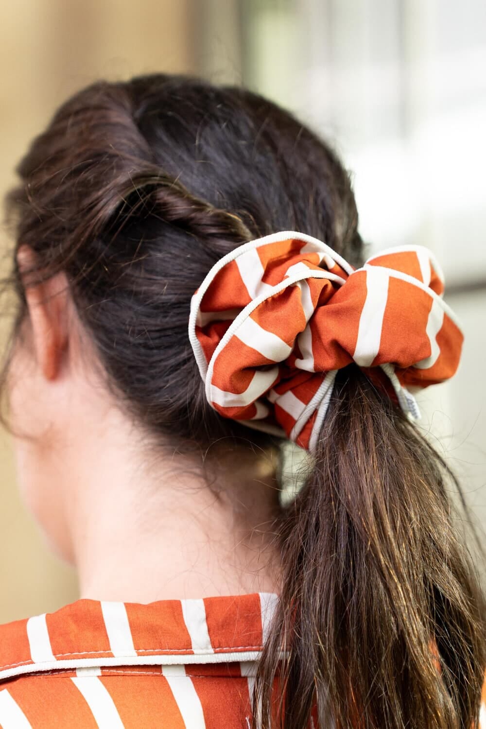 Gomita scrunchie ladrillo talle unico