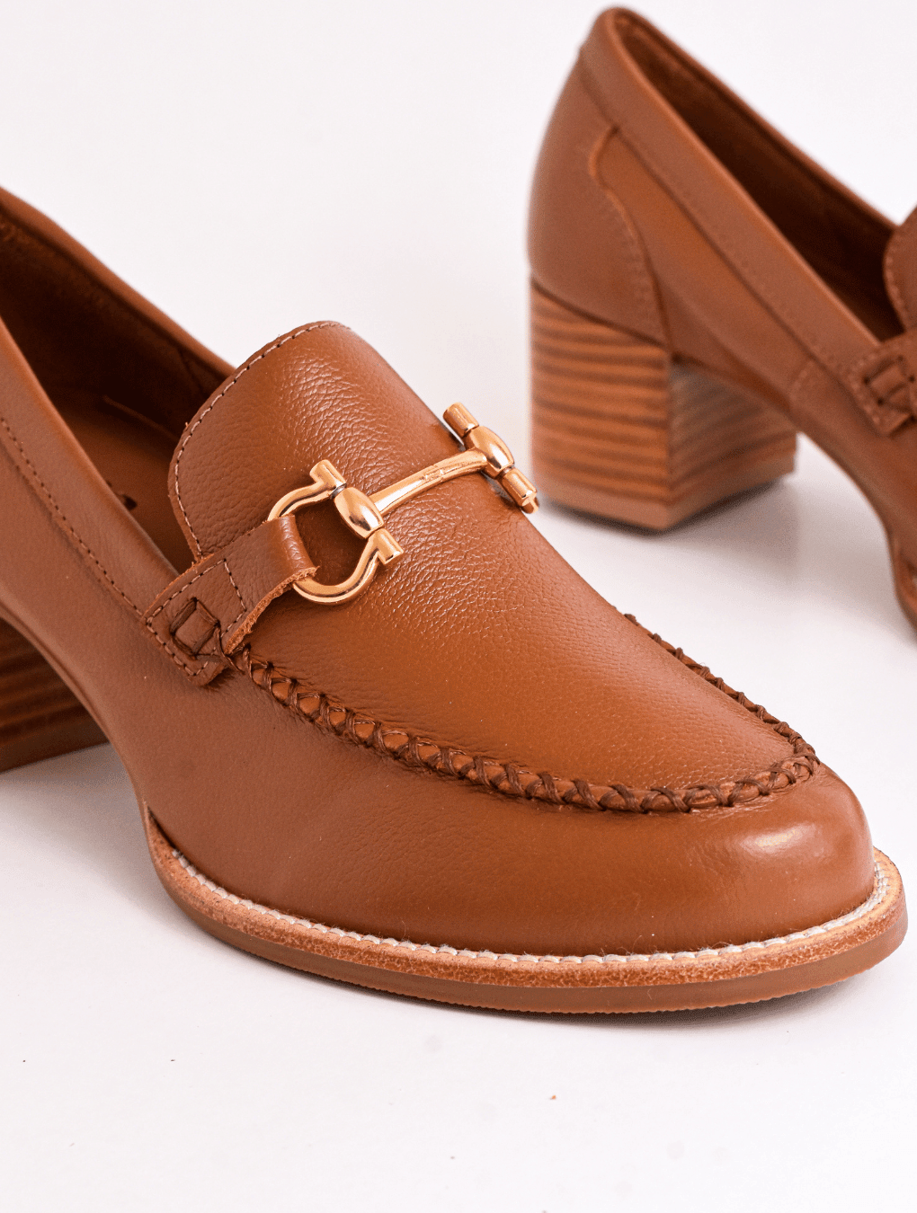 Mocasín aplique oro camel 37