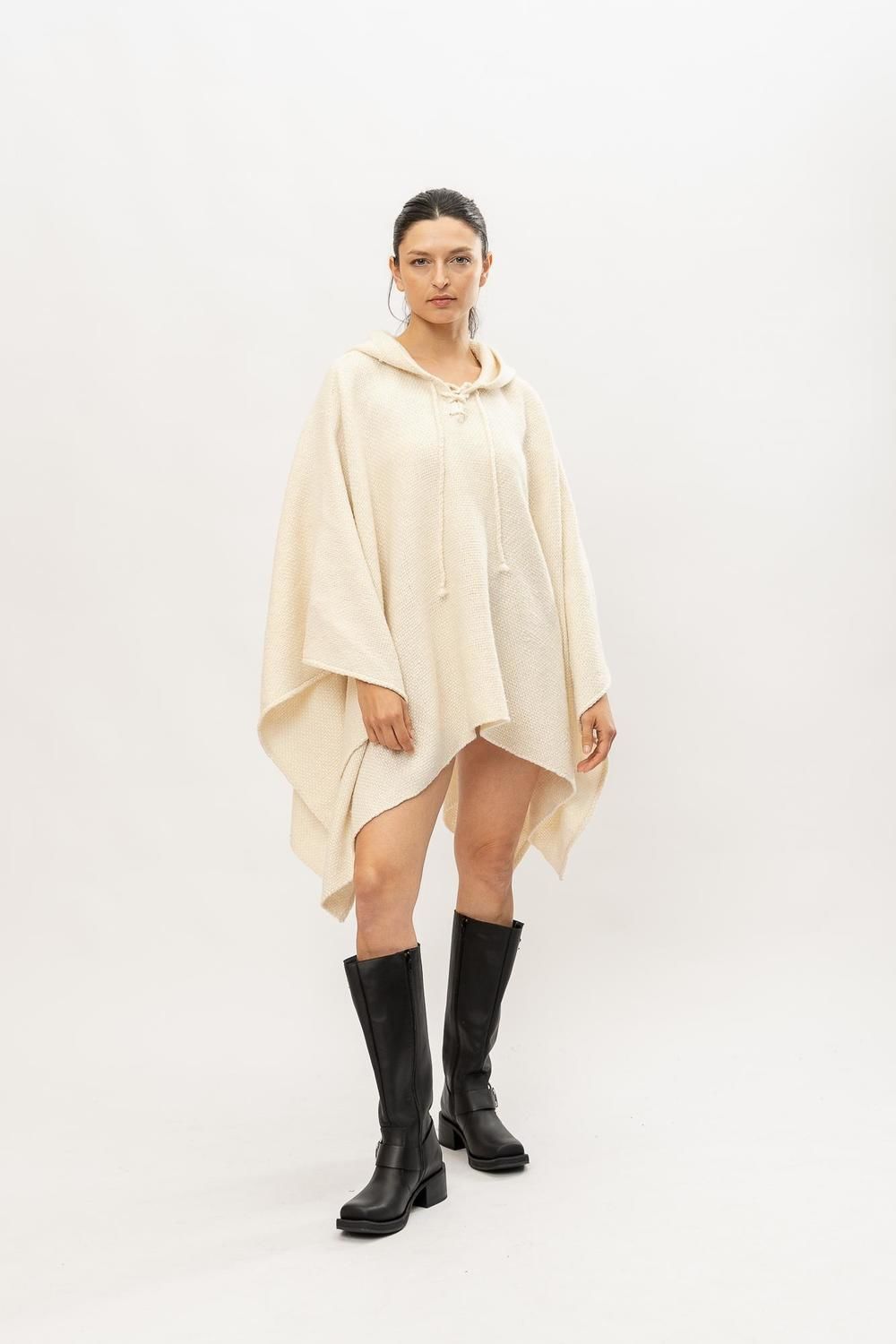 Poncho Caperu crudo talle unico