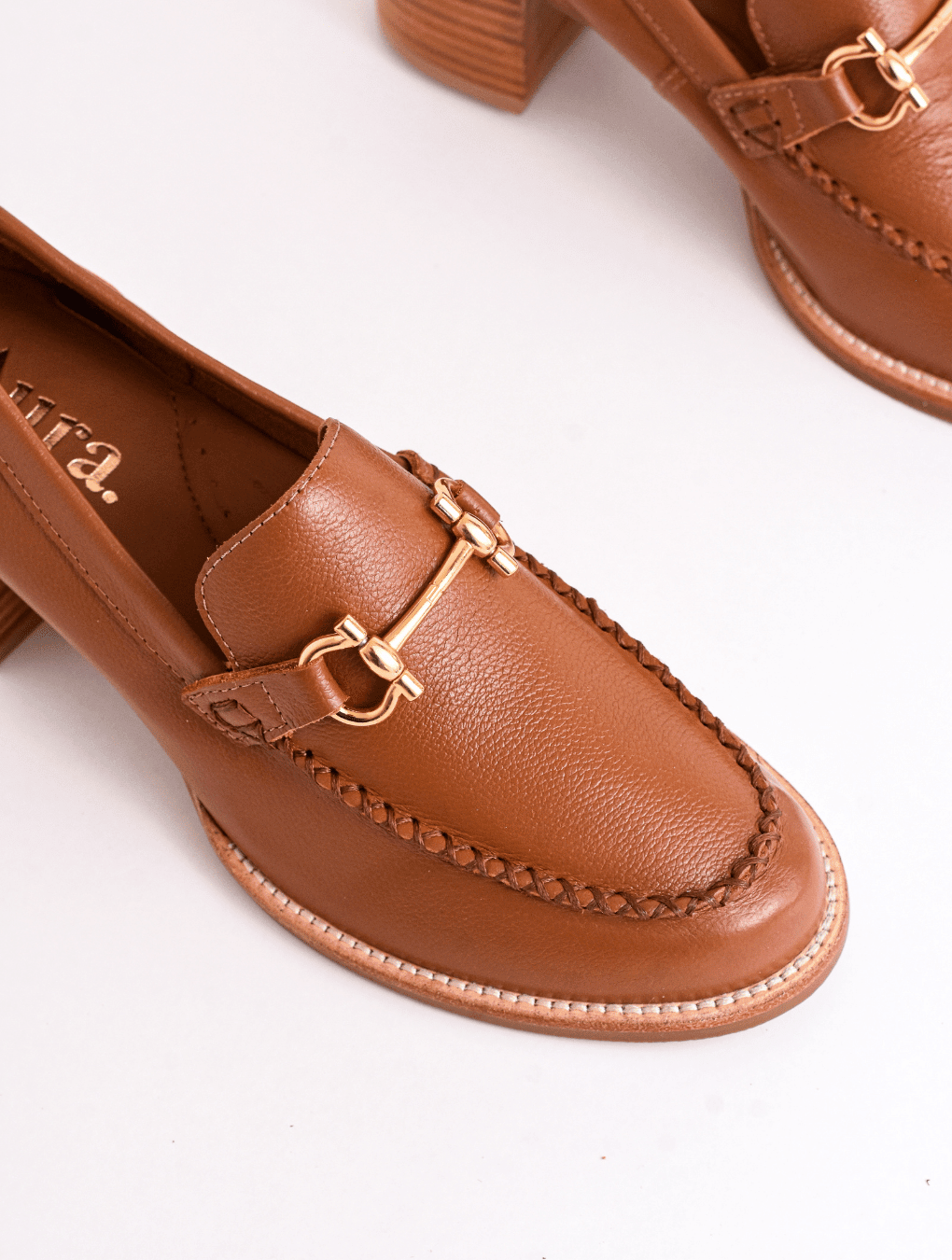 Mocasín aplique oro camel 37