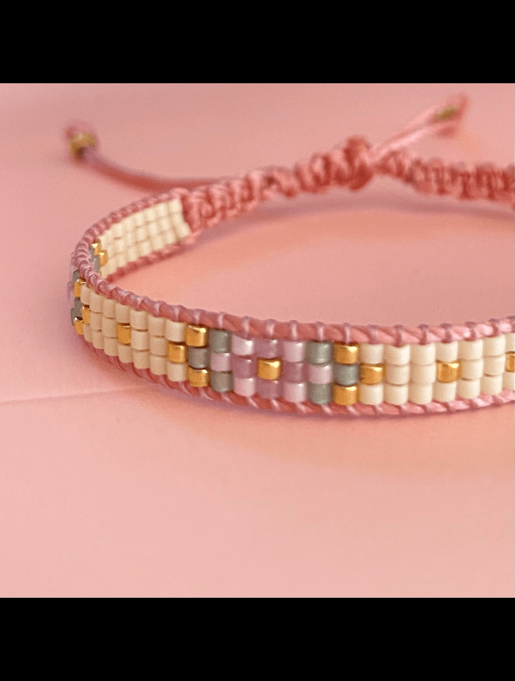 Pulsera COQUETTE tejida rosado pastel n/a