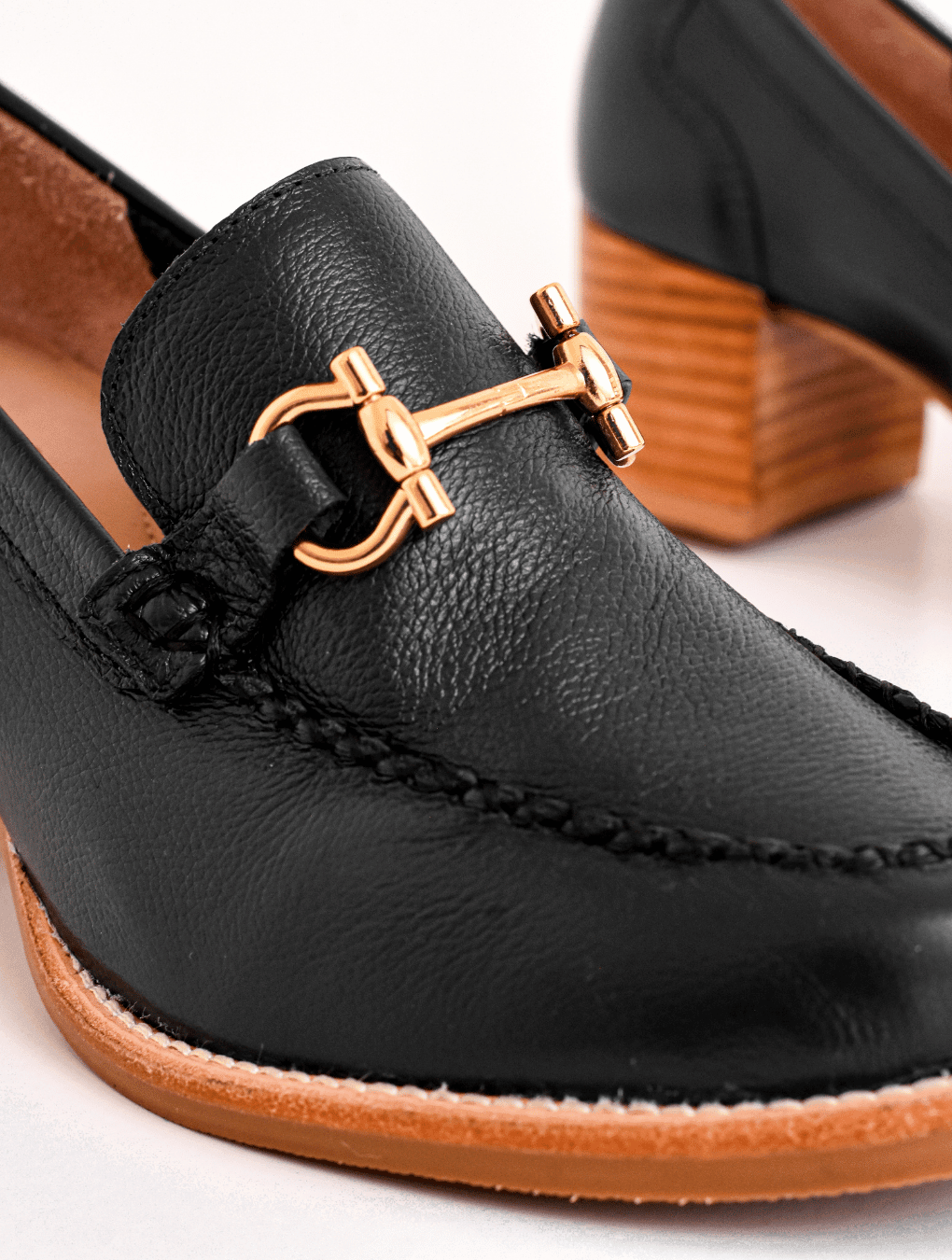 Mocasín aplique oro negro 36