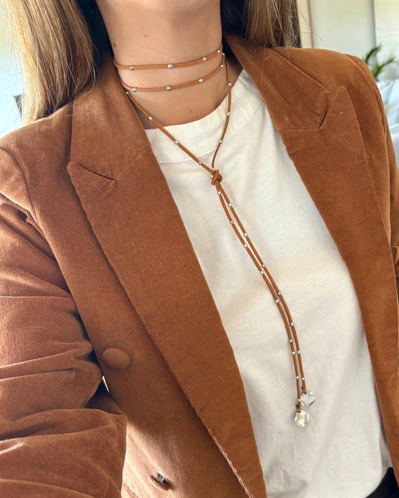 Collar Corbatin pelotitas plateado marron n/a