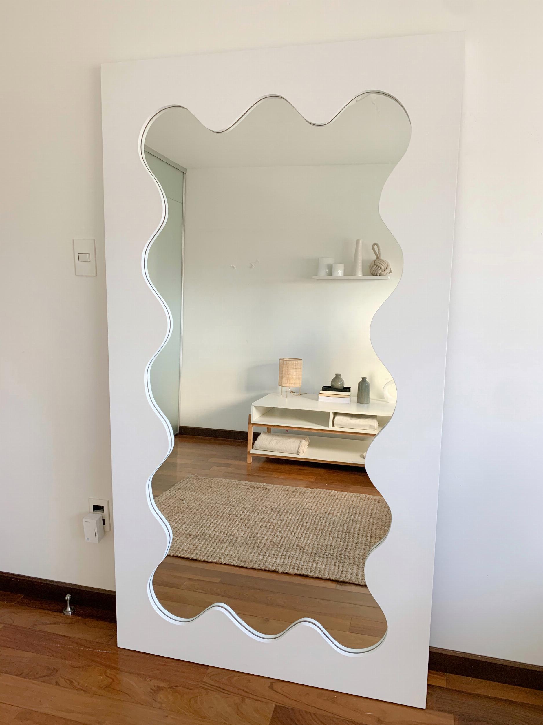 Espejo Vibra L con marco de madera