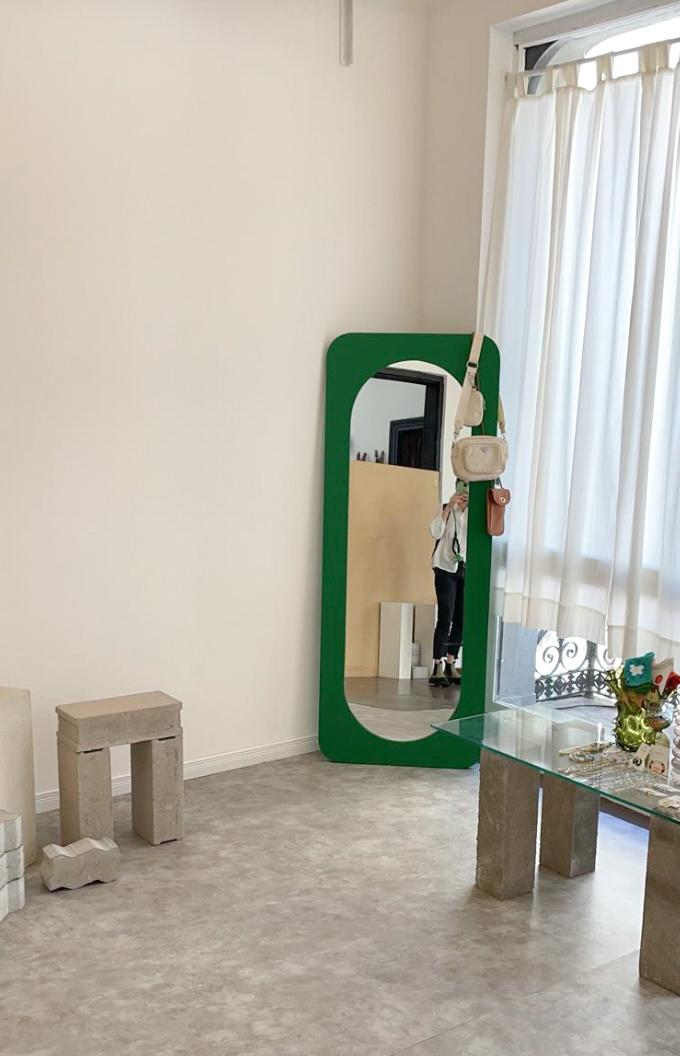 Espejo Ovalo L con marco de madera lila l