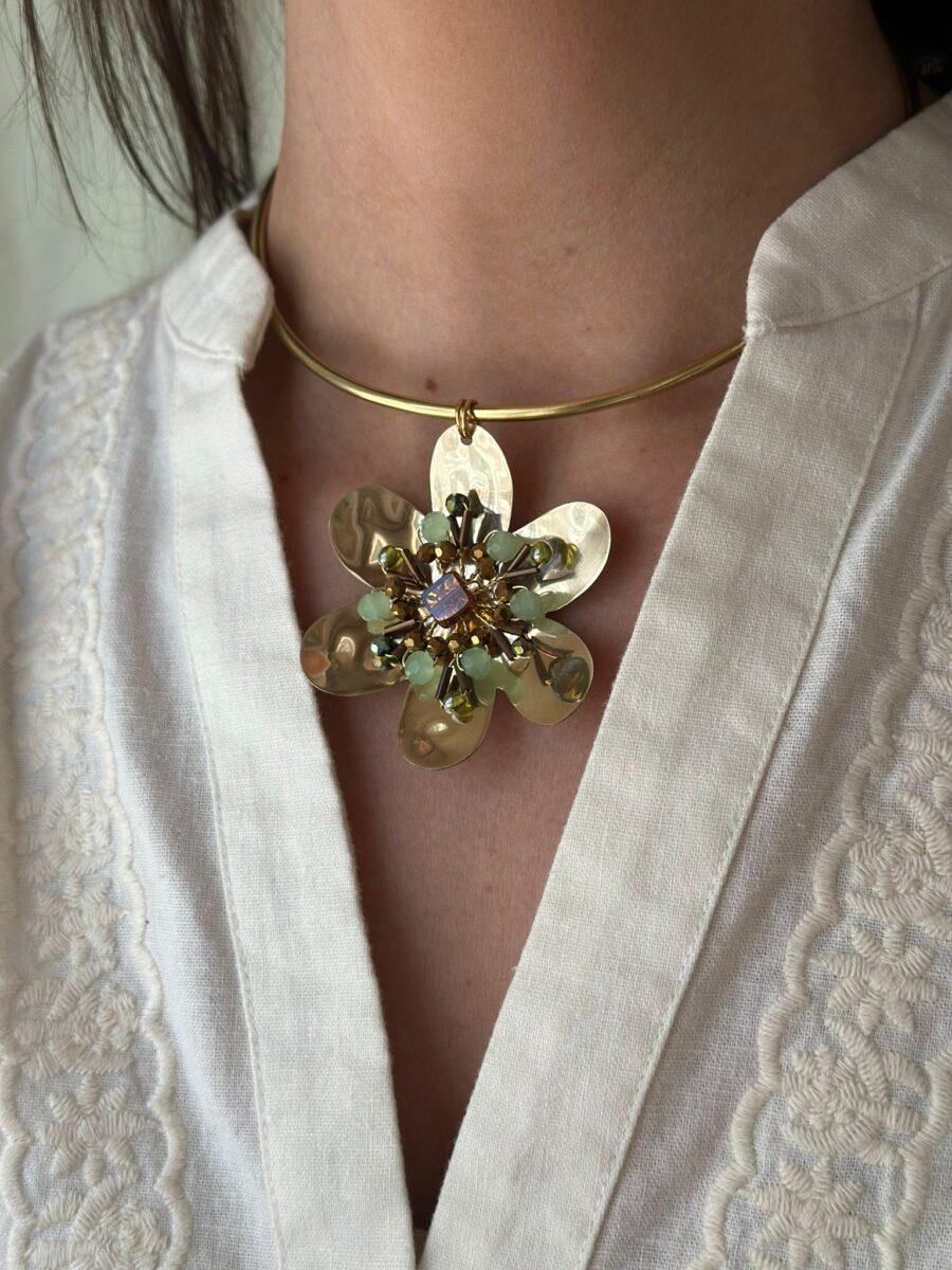 Collar Flora verde oliva talle unico