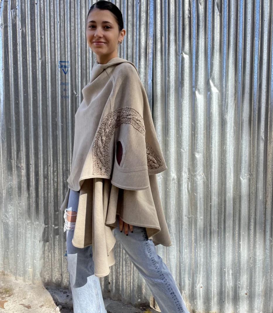 Capa bordada beige talle unico