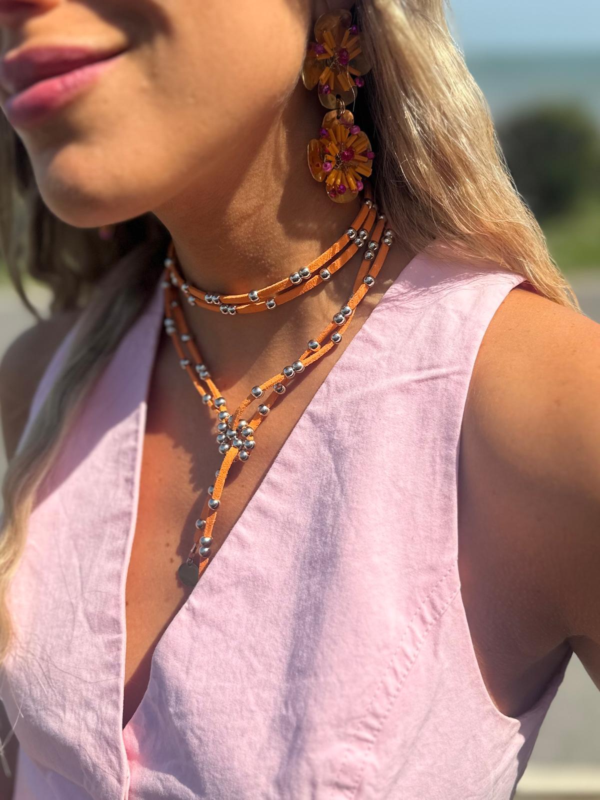 Collar Corbatin naranja talle unico