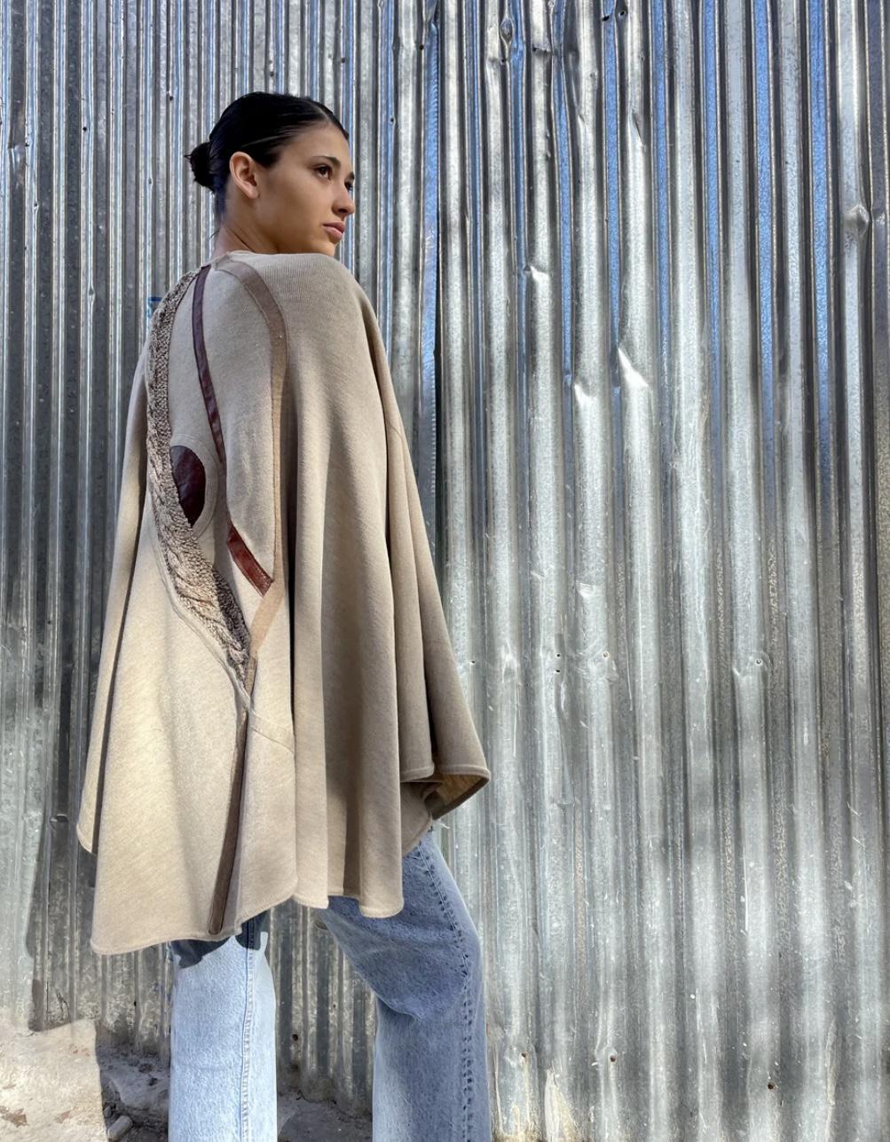 Capa bordada beige talle unico
