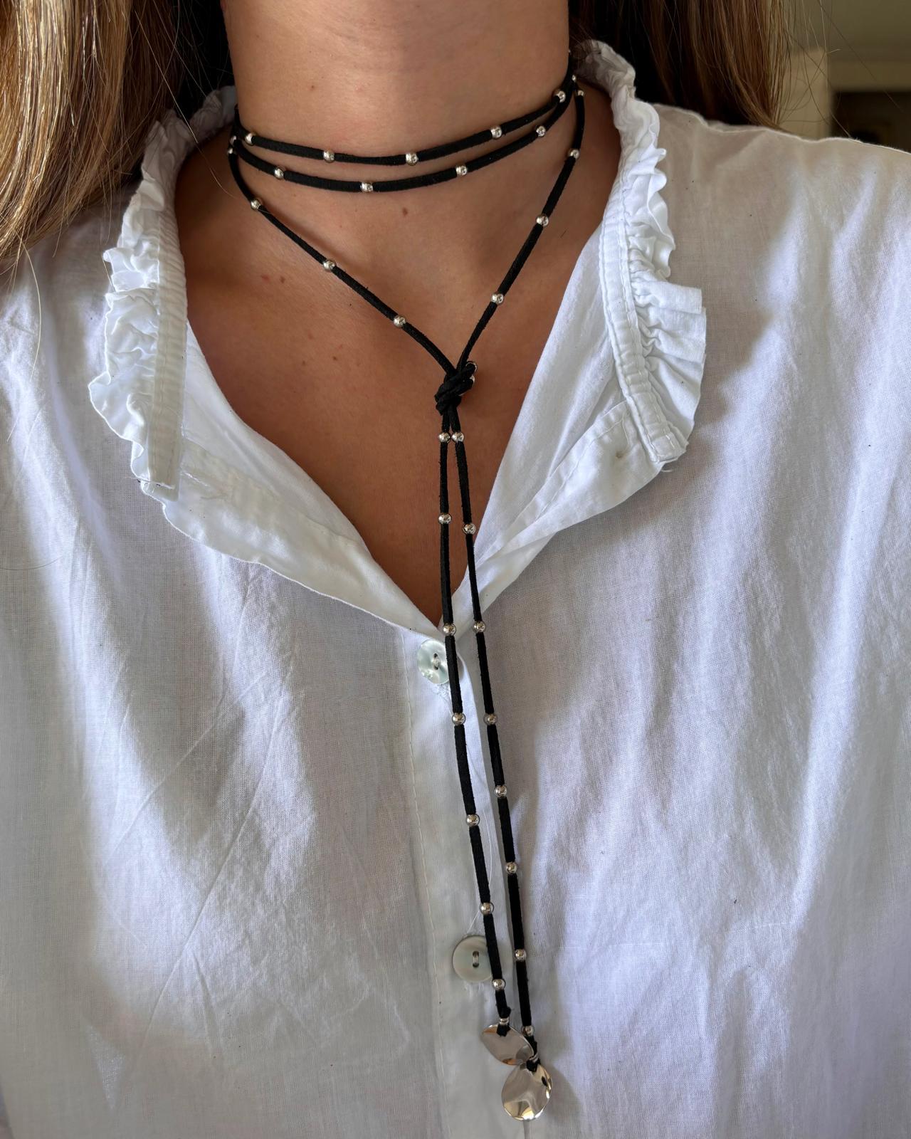 Collar Corbatin pelotitas plateado negro n/a