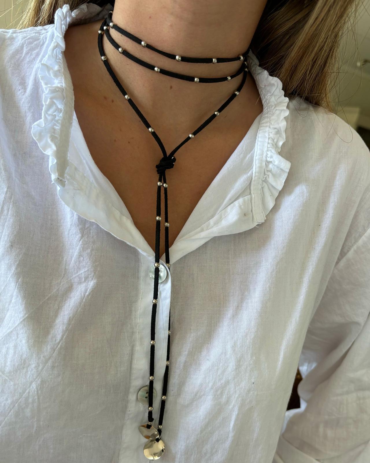 Collar Corbatin pelotitas plateado negro n/a